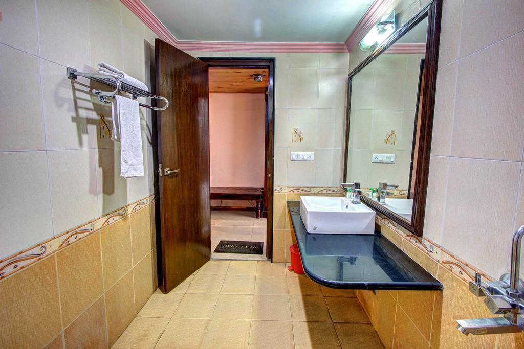 Hotel The Himachal Inn Manāli Buitenkant foto